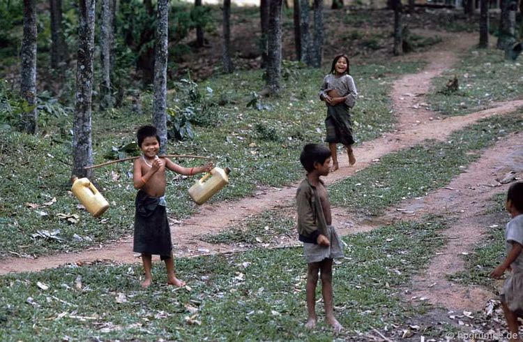 Loạt ảnh đặc biệt về đường Hồ Chí Minh năm 1992 - Hình 9 Loat anh dac biet ve duong Ho Chi Minh nam 1992-Hinh-9