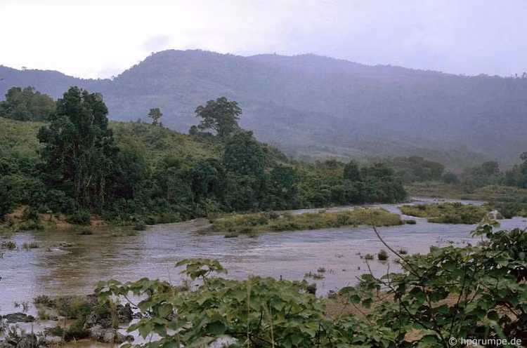 Loạt ảnh đặc biệt về đường Hồ Chí Minh năm 1992 - Hình 2 Loat anh dac biet ve duong Ho Chi Minh nam 1992-Hinh-2