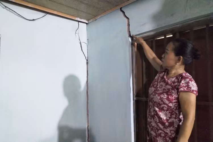“Quá trình thi công công trình, khi họ đóng cọc xuống đất thì nhà tôi rung lắc liên tục. Nhà cửa nứt toác hết cả rồi, nhờ các chú giúp vợ chồng tôi với…”. Bà Võ Thị Nhung, chia sẻ trong nước mắt. “Quá trình thi công công trình, khi họ đóng cọc xuống đất thì nhà tôi rung lắc liên tục. Nhà cửa nứt toác hết cả rồi, nhờ các chú giúp vợ chồng tôi với…”. Bà Võ Thị Nhung, chia sẻ trong nước mắt.