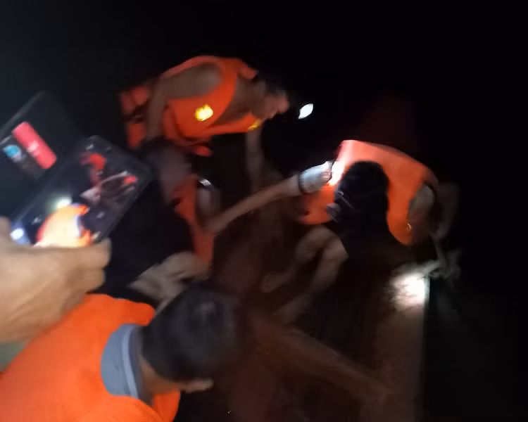 Lực lượng chức năng tìm thấy thi thể nạn nhân.
