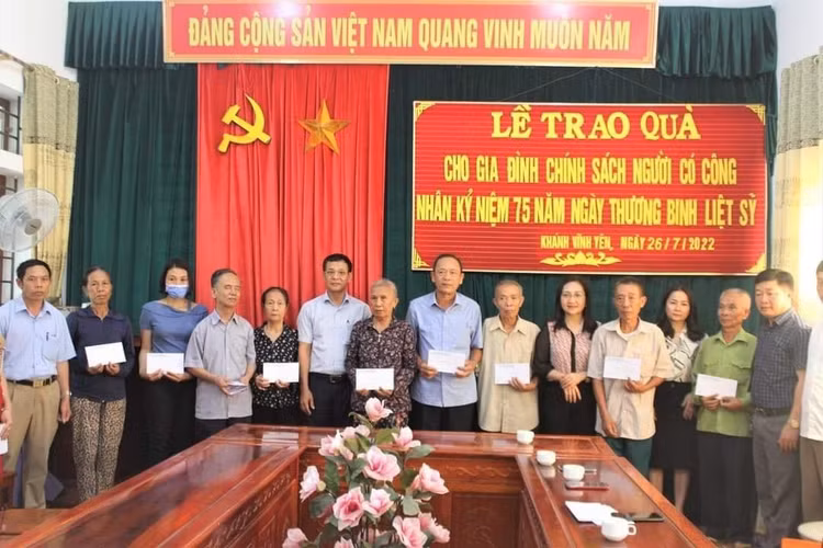 Lãnh đạo huyện Can Lộc tặng quà cho gia đình chính sách, người có công nhân kỷ niệm 75 năm Ngày Thương binh - Liệt sỹ. Lãnh đạo huyện Can Lộc tặng quà cho gia đình chính sách, người có công nhân kỷ niệm 75 năm Ngày Thương binh - Liệt sỹ.