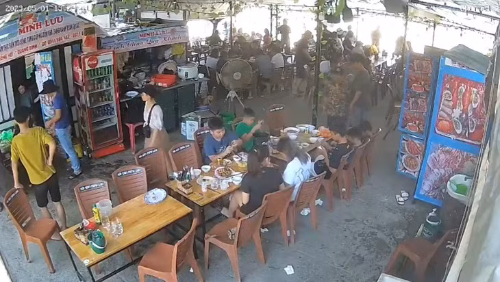 Nhóm du khách ăn tại nhà hàng hải sản Minh Lưu. Ảnh cắt từ clip