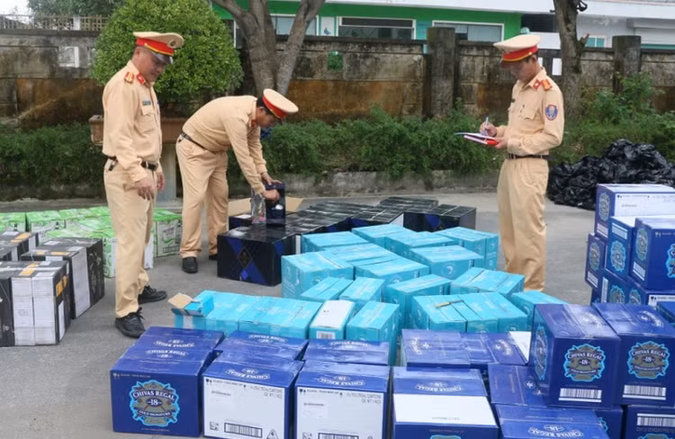 Lực lượng CSGT đang kiểm tra tang vật... Lực lượng CSGT đang kiểm tra tang vật...
