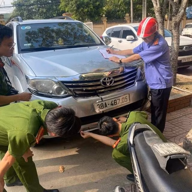 Lực lượng chức năng đang tiến hành khám nghiệm chiếc xe gây tai nạn.