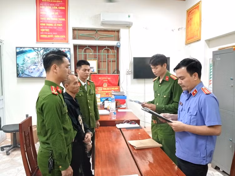 VKSND huyện Hương Sơn phê chuẩn Quyết định khởi tố bị can, lệnh bắt bị can để tạm giam 2 tháng đối với Nguyễn Hùng Cường. VKSND huyện Hương Sơn phê chuẩn Quyết định khởi tố bị can, lệnh bắt bị can để tạm giam 2 tháng đối với Nguyễn Hùng Cường.