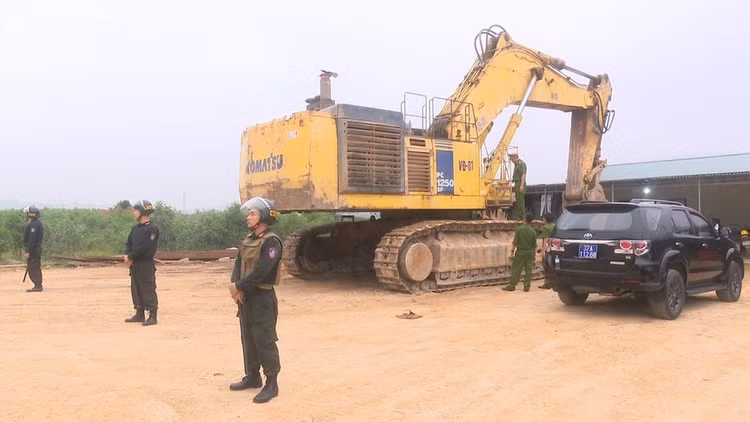 Lực lượng chức năng đang tiến hành khám xét, thu giữ một số tài liệu liên quan tới vụ khai thác khoáng sản trái phép.