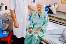Cụ bà 90 tuổi tắc ruột phải phẫu thuật do bã thức ăn