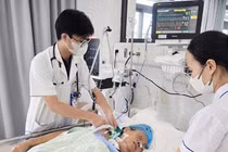 Người phụ nữ phải nhập viện cấp cứu sau khi giẫm phải gai hoa giấy