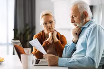 Chọn người chăm sóc tuổi già: Con trai hay con dâu?