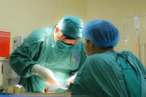 27 tuổi, đứt động mạch, thần kinh và gân vì đập tay vào kính lúc nóng giận