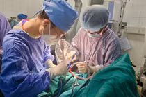 Chơi đùa tại nhà, bé 11 tuổi bị dao cắm vào đầu, liệt tay phải