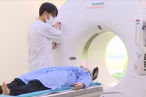 Mí sưng, mắt đỏ cô gái 26 tuổi không ngờ rò động mạch cảnh – xoang hang