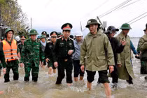 Đại tướng Phan Văn Giang động viên người dân vùng lũ Gia Lai