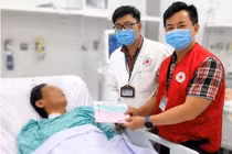 Bác sĩ thực hành trên đường cứu người ngưng tim, mở đường sống
