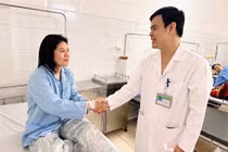 Nội soi lấy mảnh xương mắc kẹt trong khớp