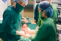 Bé gái chào đời từ phôi thai trữ đông hơn 11 năm 