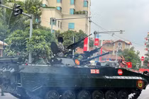 Dàn xe tăng hùng dũng tiến về Quảng trường Ba Đình trong buổi sơ duyệt