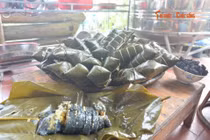 [GALLERY] Bánh chưng đen Bắc Hà có gì đặc biệt trong hương vị?