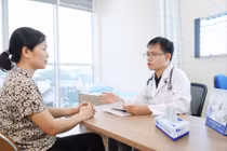 Ho đờm trắng, viêm phổi do đồng nhiễm 5 chủng vi khuẩn, virus và nấm