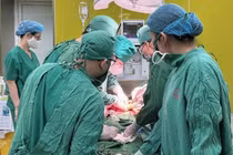Đau âm ỉ hạ vị, bệnh nhân 83 tuổi thủng túi thừa trực tràng 