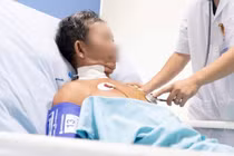Người đàn ông nguy kịch vì bị ong vò vẽ đốt 30 vết