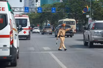 Lực lượng CSGT Hà Nội hỗ trợ vận chuyển trái tim hiến tặng kịp thời