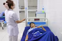 Nhịn tiểu sau khi uống rượu, nam thanh niên ngã vỡ bàng quang 