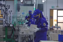 Sôi nổi khí thế lao động, sản xuất bên trong Nhà máy Z121