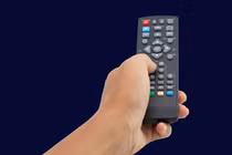 [GALLERY] Đừng vứt pin điều khiển TV theo cách này kẻo gây cháy nổ 