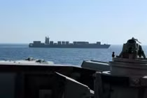 Hormuz mở rồi lại đóng, nòng pháo sẵn sàng khai hỏa bất kỳ lúc nào
