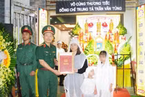 Truy tặng Huân chương dũng cảm cho Trung tá Trần Văn Tùng