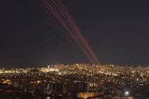 Các vệt sáng của tên lửa đánh chặn từ hệ thống phòng không Iron Dome xuất hiện trên bầu trời khi lực lượng Israel Defense Forces đánh chặn rocket được phóng từ Gaza Strip hướng về phía lãnh thổ Israel, trong bối cảnh xung đột giữa Israel và lực lượng Hamas.