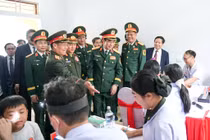 Khám bệnh, cấp thuốc cho hơn 700 người dân biên giới Việt Nam - Lào