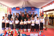 Bộ trưởng Bộ Quốc phòng Việt Nam - Lào thăm Trường Tiểu Thongnammoun