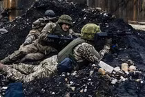 Quân Ukraine bị bao vây ở hồ Kleban-Byk, Nga chỉ còn cách Konstantinovka một km