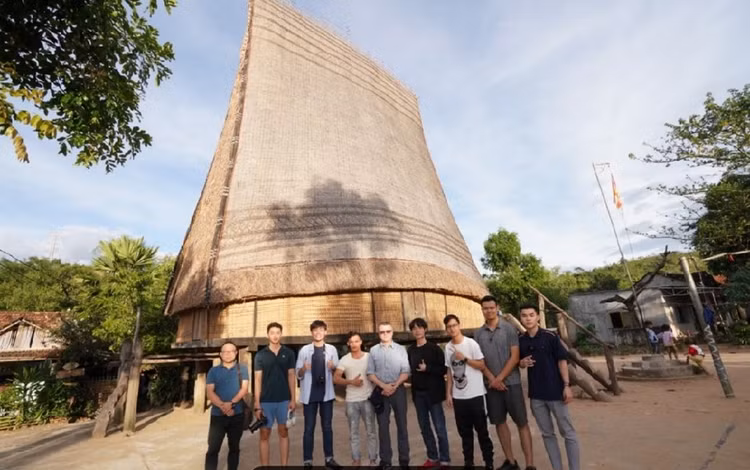 Giảng viên - Nhà thám hiểm National Graphic cùng sinh viên lên núi làm nghiên cứu khoa học Giang vien - Nha tham hiem National Graphic cung sinh vien len nui lam nghien cuu khoa hoc