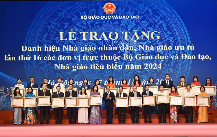 1.188 giao vien duoc trao tang danh hieu NGND, NGUT nam 2024-Hinh-3
