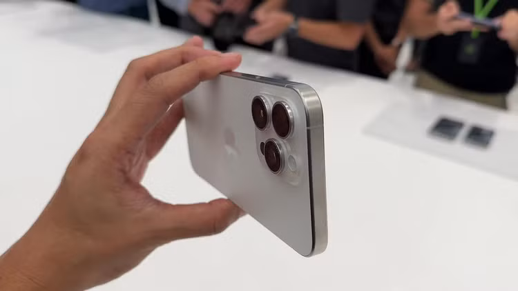 iPhone 15 Pro dinh loi nong may, de be cong, iFan that vong tran tre-Hinh-6