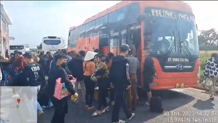 Phát hiện xe khách dán tem kiểm định giả, nhồi nhét 73 người Phat hien xe khach dan tem kiem dinh gia, nhoi nhet 73 nguoi