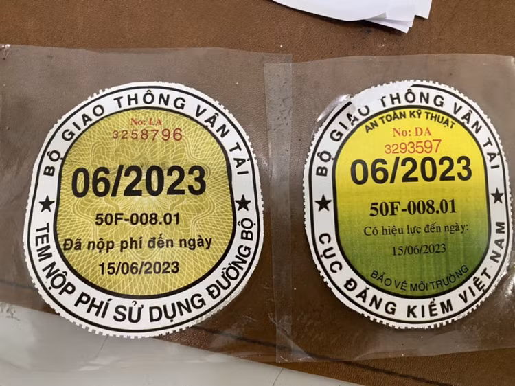 Phát hiện xe khách dán tem kiểm định giả, nhồi nhét 73 người - Hình 2 Phat hien xe khach dan tem kiem dinh gia, nhoi nhet 73 nguoi-Hinh-2
