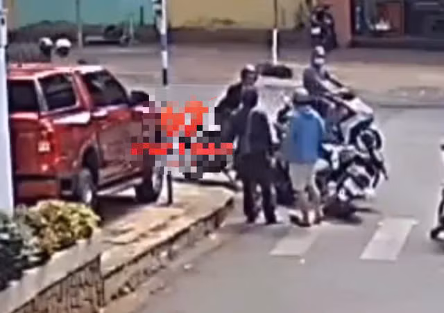 Nam thanh niên nhập viện do bị hành hung sau va chạm giao thông Nam thanh nien nhap vien do bi hanh hung sau va cham giao thong