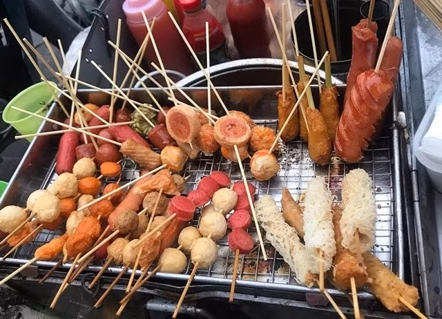 Trẻ ăn “xiên bẩn” vỉa hè, nguy hại thế nào? Tre an “xien ban” via he, nguy hai the nao?