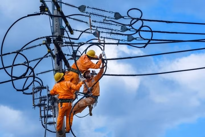 Giá điện sinh hoạt mới lên tới 3.700 đồng/kWh Gia dien sinh hoat moi len toi 3.700 dong/kWh