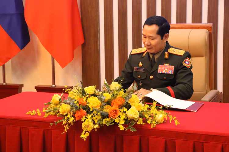 Tổng Tham mưu trưởng Quân đội Nhân dân Lào thăm Việt Nam - Hình 5 Tong Tham muu truong Quan doi Nhan dan Lao tham Viet Nam-Hinh-5