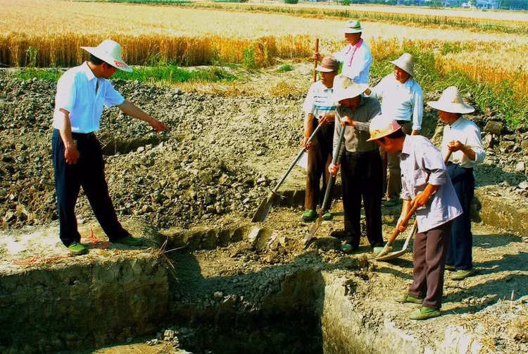 Phát hiện vật thể lấp lánh dưới ao, cảnh sát phải vào cuộc - Hình 2 Phat hien vat the lap lanh duoi ao, canh sat phai vao cuoc-Hinh-2