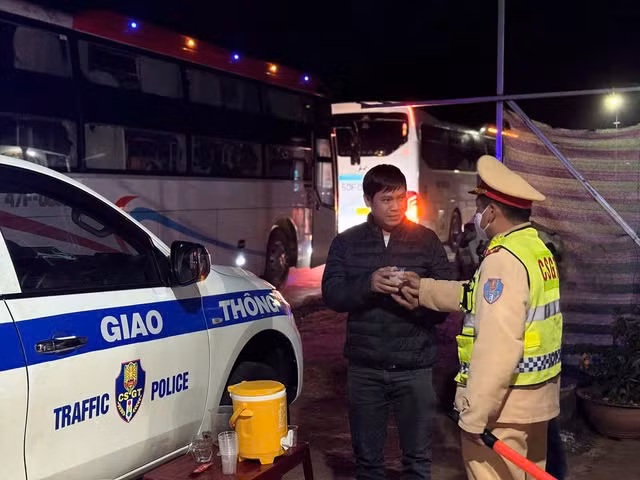Nhiều tài xế bất ngờ khi được CSGT dừng xe... mời cà phê Nhieu tai xe bat ngo khi duoc CSGT dung xe... moi ca phe