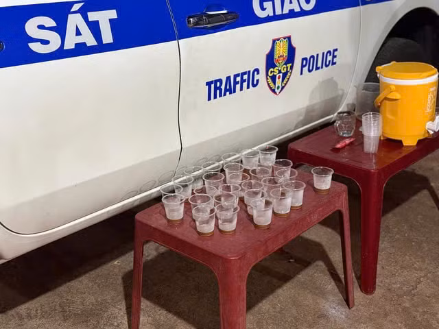 Nhiều tài xế bất ngờ khi được CSGT dừng xe... mời cà phê - Hình 2 Nhieu tai xe bat ngo khi duoc CSGT dung xe... moi ca phe-Hinh-2
