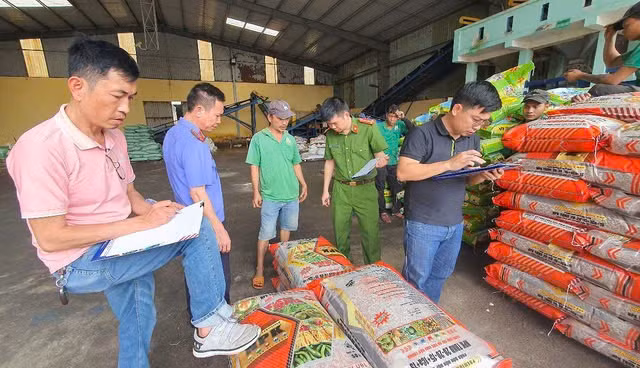 Triệt phá thành công đường dây sản xuất phân bón giả quy mô lớn Triet pha thanh cong duong day san xuat phan bon gia quy mo lon