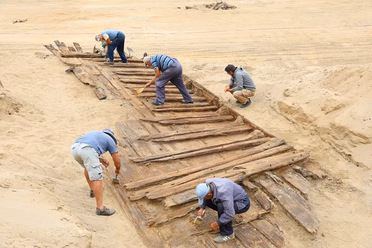 Dao dat cong truong, bat ngo dung trung “kho bau Troi ban” the ky 19-Hinh-8