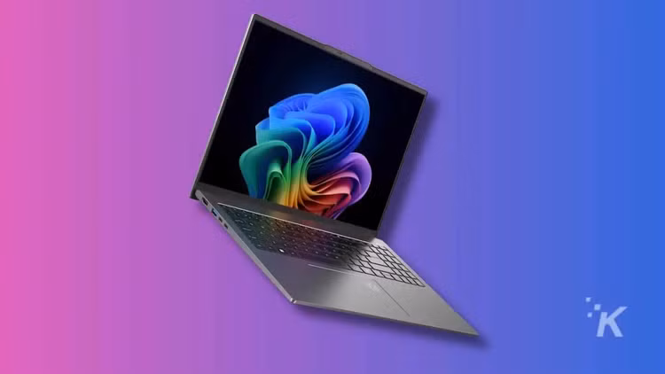 1. Acer Swift Go 14 AI: Được giới thiệu tạiCES 2025 với trọng lượng chỉ 1,3kg, Acer Swift Go 14 AI là một đại diện tiêu biểu cho lớp laptop siêu nhẹ. Sử dụng bộ xử lý AMD Ryzen AI 300 Series và card đồ họa Radeon 800M, chiếc laptop này hứa hẹn cung cấp hiệu năng đủ để đáp ứng nhu cầu làm việc náo nhọt. Màn hình 14 inch OLED 3K mang đến hình ảnh sắc nét, trong khi pin 24,9 giờ đảm bảo khả năng làm việc lâu dài. (Ảnh: KnowTechie)